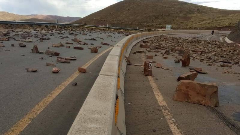 Otro afectado por los bloqueos en la ruta Oruro - Cochabamba. 