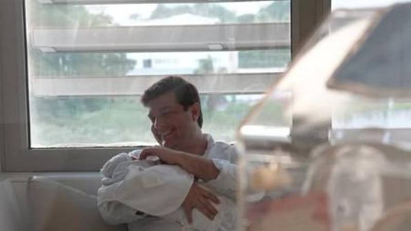 Jorge Añez, el padre con Olivia en brazos. 