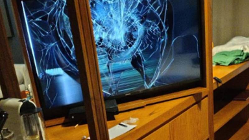 Se observa el televisor destrozado y bebidas en la habitación