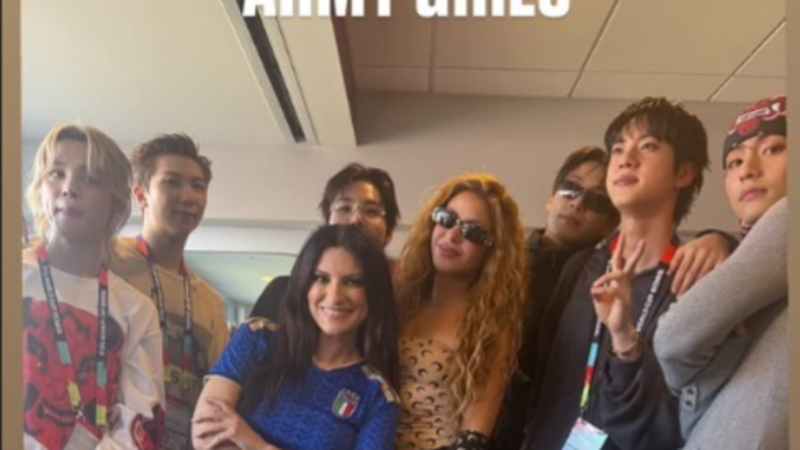 Laura Pausini y Shakira posan junto a BTS