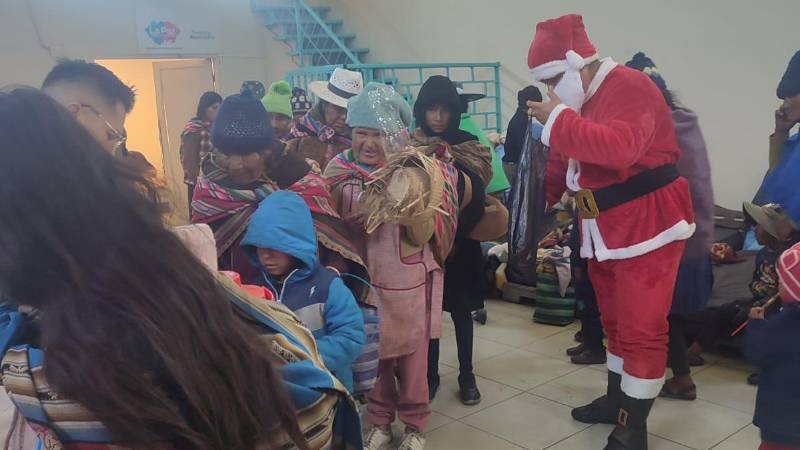 Chocolatada en el albergue transitorio.