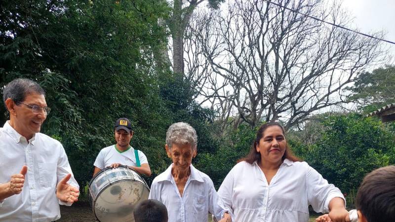 Ana Ramírez Borja, junto a sus familiares.