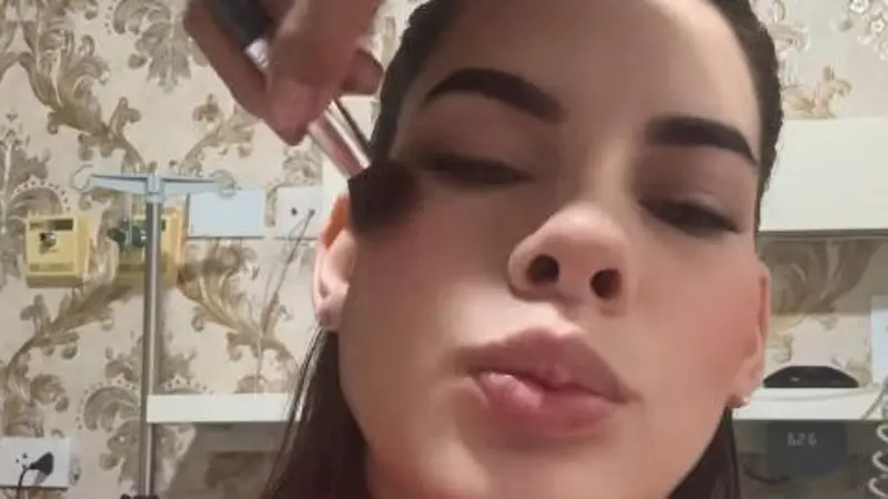 Caro siendo maquillada.