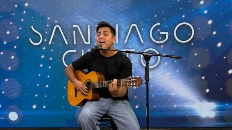 Santiago Cueto, en La Revista interpretando su tema ‘Corazón de Miel’.