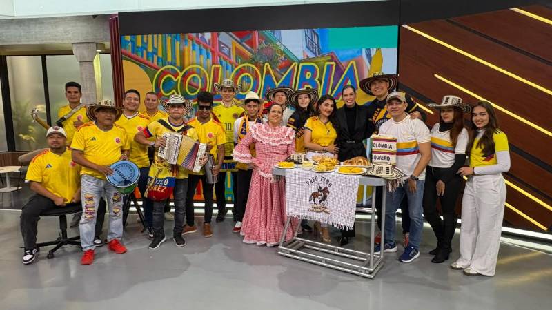 Residentes colombianos en La Revista 