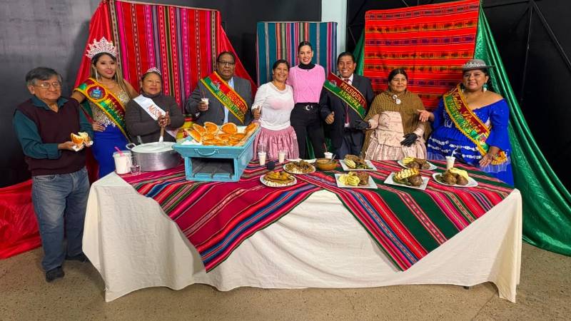 Residentes paceños en La Revista. 
