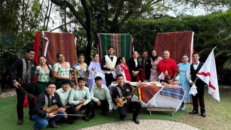 Residentes de Chuquisaca invitan a su serenata.