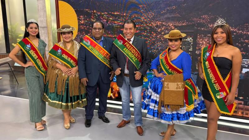 Residentes paceños en La Revista. 