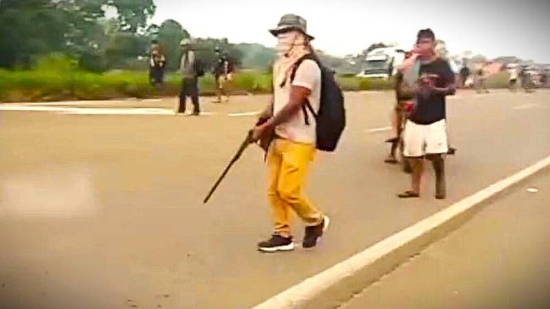 La escena en la que supuestamente un hombre carga un arma en los boqueos.