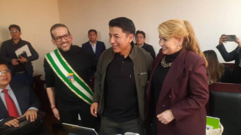 Camacho (izq.) junto a Marco Pumari y Jeanine Añez; fue la primera vez que le permitieron acudir de manera presencial a una audiencia