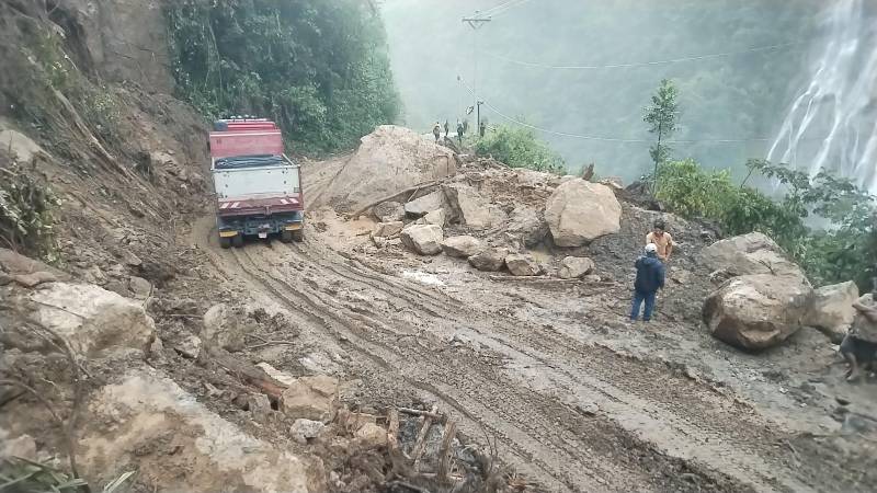 La ruta quedó con rocas y tierra 
