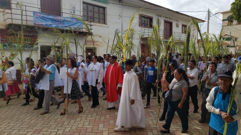 La procesión de Domingo de Ramos en Apolo, en el norte de La Paz