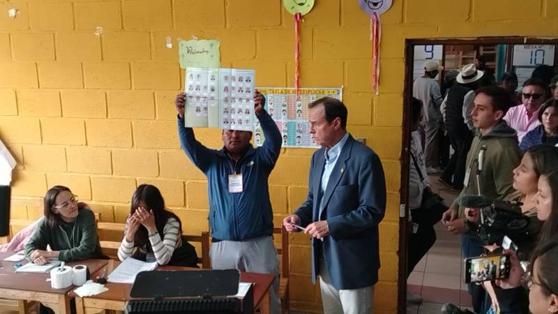 El presidente Jorge ‘Tuto’ Quiroga durante su votación.