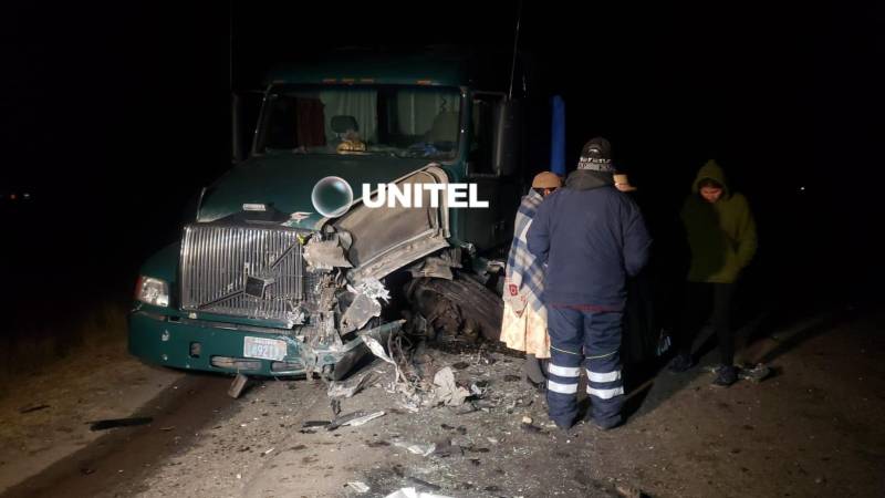 Uno de lo camiones que chocó contra un vehículo liviano.