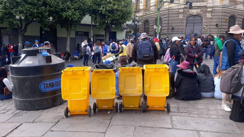 Instalaron contenedores de basura y tanques de agua 