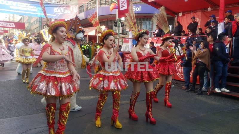 Bailarinas se lucen en la Entrada Universitaria