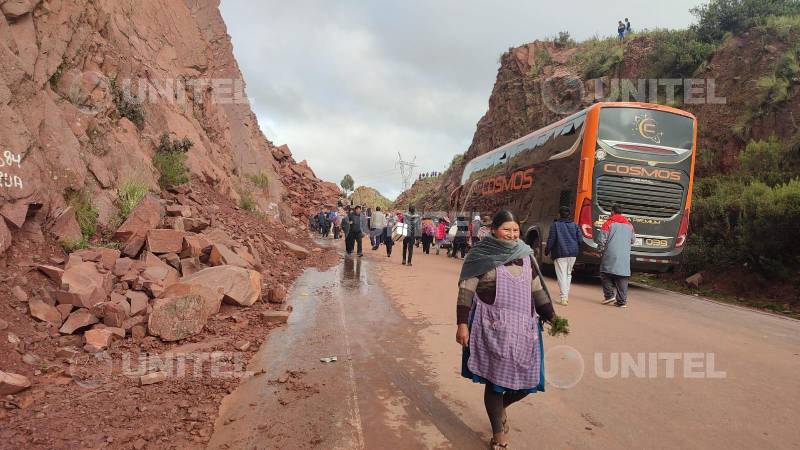 Personas caminan en la carretera en la ruta Cochabamba-Oruro.
