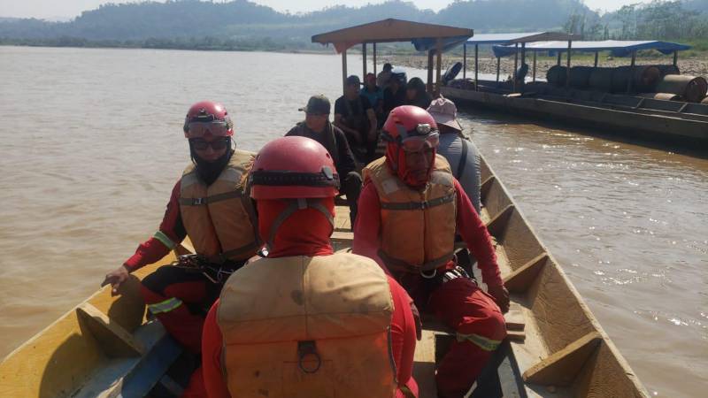 Los bomberos navegan en búsqueda del niño.