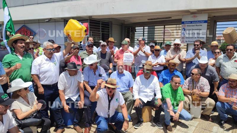 Protesta en puertas de YPFB.