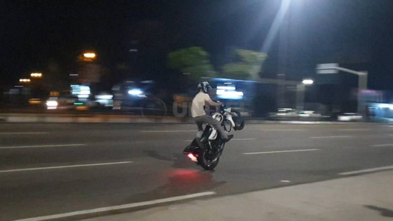 Los motociclistas insisten en realizar actividades peligrosas