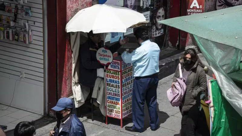 Bloomberg también remarcó que “la escasez de dólares en Bolivia ha llevado al surgimiento de diferentes tipos de cambio paralelo,