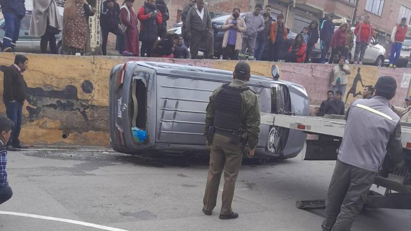 El vehículo terminó con vuelco de costado 