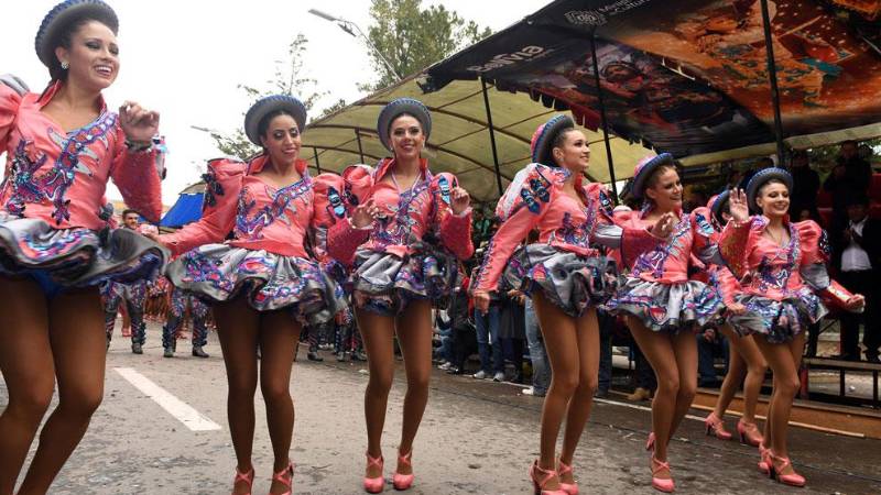 Mujeres bailan Caporales en Oruro 