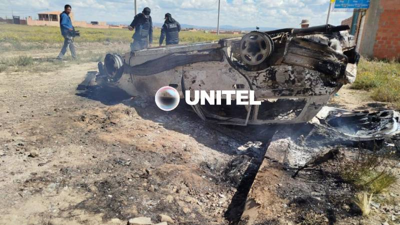 El auto fue quemado por los vecinos 