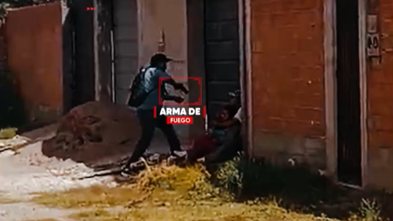 Momento en el que la Policía logra reducir al atacante