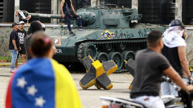 Manifestantes se reúnen en la entrada de la 41 Brigada Blindada.