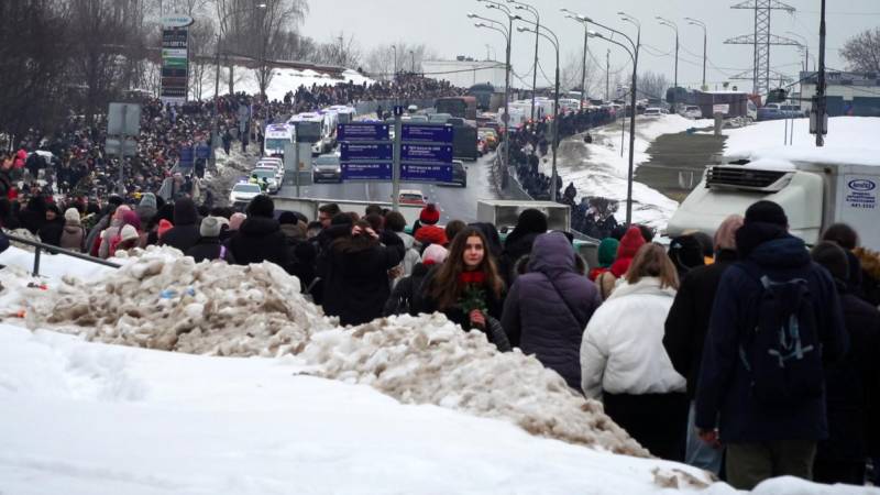 los dolientes caminan en procesión hacia el cementerio de Borisovo durante el funeral del fallecido líder de la oposición rusa Alexei Navalny, en Moscú el 1 de marzo de 2024.