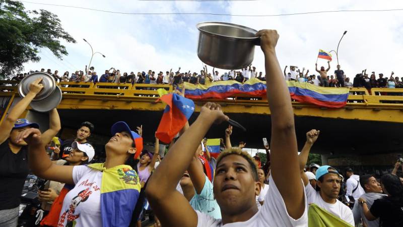 Un hombre golpea una olla durante una protesta contra el gobierno del presidente venezolano Nicolás Maduro en Valencia, estado Carabobo