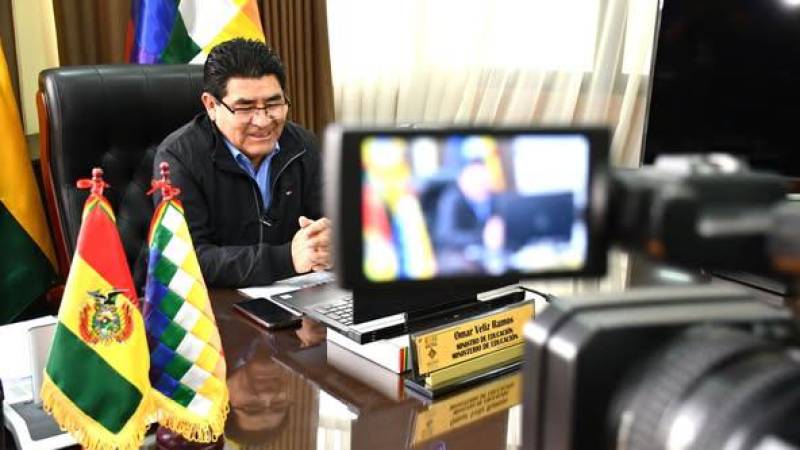 El ministro Veliz en su oficina en La Paz.