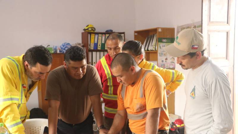 Expertos en incendios de Chile se reúnen con brigadas y bomberos para trabajar en una estrategia de combate al fuego