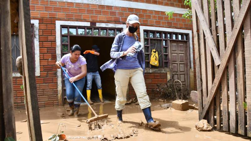 Familias tratan de sacar agua y lodo que quedó en sus viviendas. 