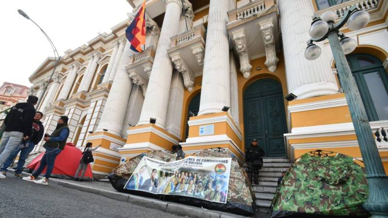 Organizaciones sociales afiliadas a la COB se encuentran en vigilia en la zona del Legislativo