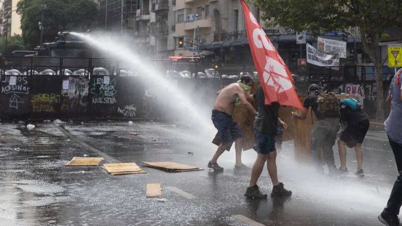 Personas se enfrentan con la Policía de Argentina durante una manifestación contra la reforma laboral este miércoles, en Buenos Aires (Argentina)