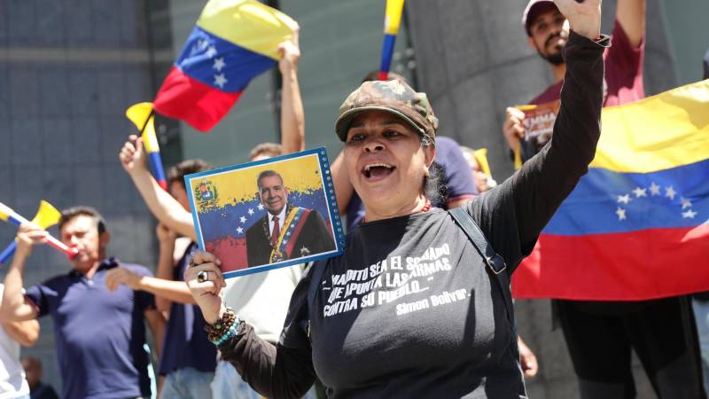 Una mujer sostiene una imagen del candidato a la presidencia de Venezuela Edumundo González Urrutia este martes, durante una protesta contra de los resultados de las elecciones presidenciales, en Caracas