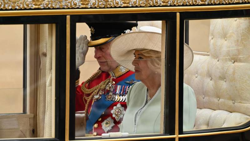 El rey Carlos III de Gran Bretaña y la reina Camilla de Gran Bretaña llegan al desfile del cumpleaños del rey.