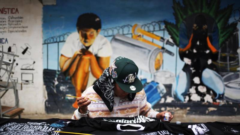 Una persona privada de la libertad pinta en el Centro de Reinserción Social para Jóvenes 'Qalauma' en Viacha.