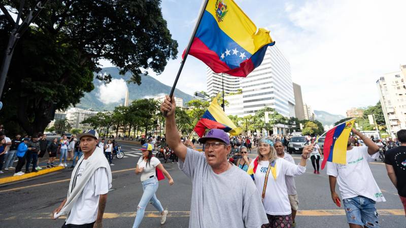 Personas participan en una protesta por los resultados de las elecciones presidenciales este lunes, en Caracas.