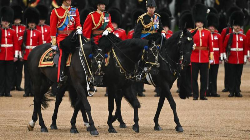 El príncipe Guillermo de Gran Bretaña, príncipe de Gales, el príncipe Eduardo de Gran Bretaña, duque de Edimburgo, y la princesa Ana de Gran Bretaña, princesa real,