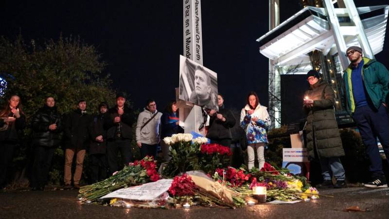 Miembros de la Red de Acción Rusa para la Organización y Orientación Democrática y la comunidad rusa local celebran un homenaje al fallecido líder de la oposición rusa Alexei Navalny en el “Polo de la Paz” junto a la Aguja Espacial en Seattle, Washington, el 1 de marzo.