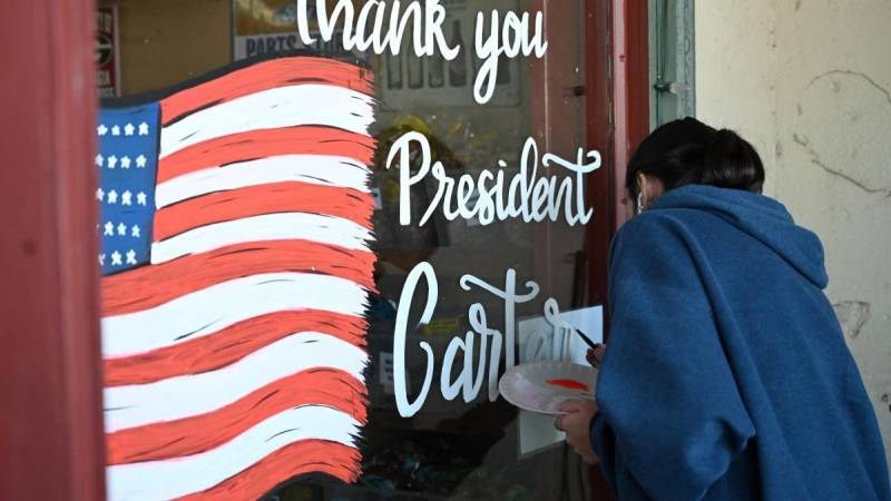 Un mural en memoria de Jimmy Carter está pintado en la fachada de una tienda en el Parque Histórico Nacional Jimmy Carter en Plains.