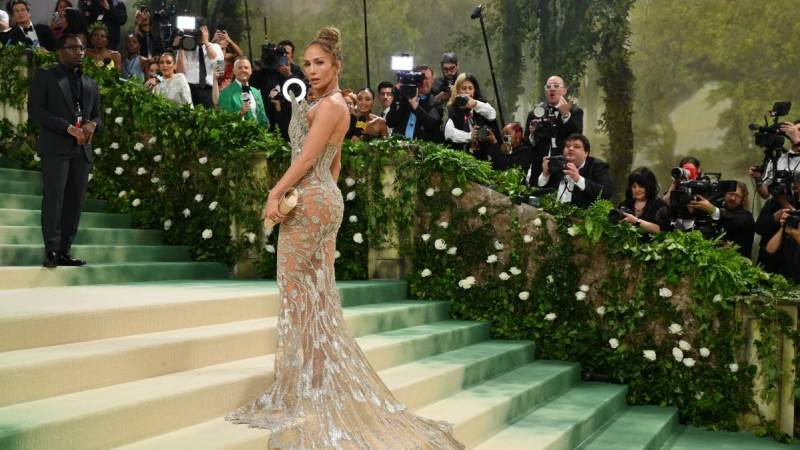 Jennifer Lopez impecable en un vestido de Schiaparelli. 