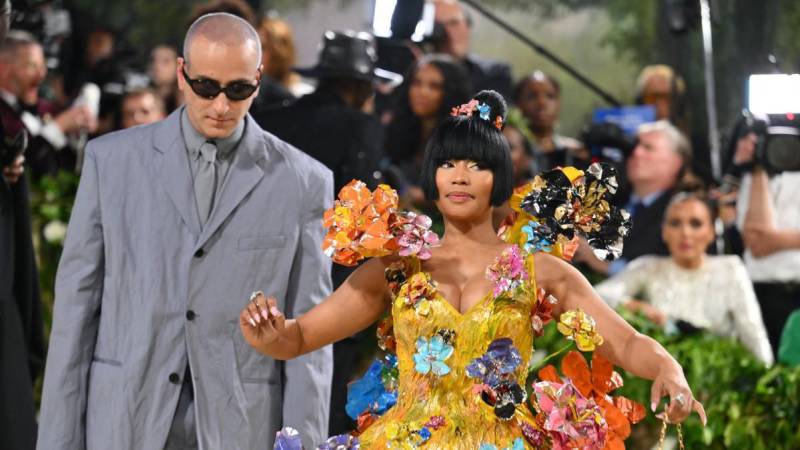  Nicki Minaj en un vestido multicolorido adornado de flores