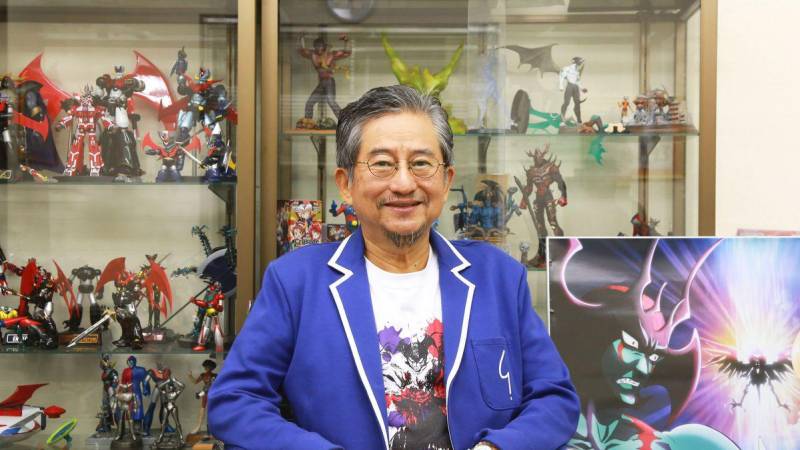 Akira Toriyama con sus personajes.