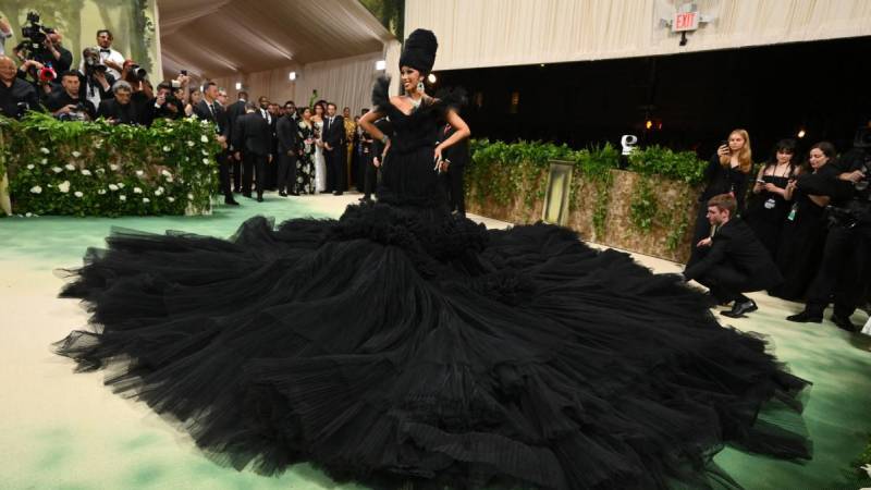  Cardi B sorprendió con un vestido de la casa Windowsen