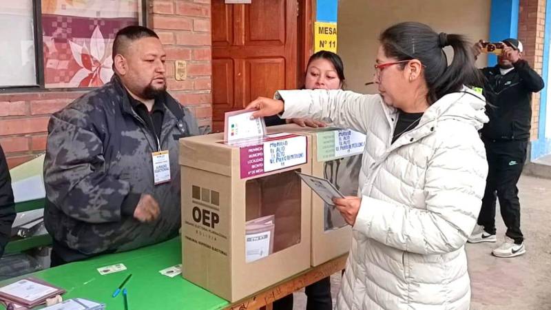 La alcaldesa Eva Copa durante la emisión de su voto.