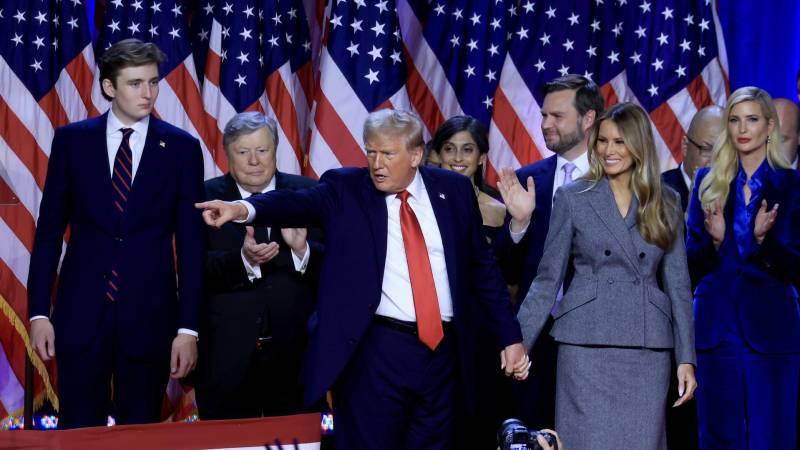 El candidato presidencial estadounidense por el partido republicano Donald Trump (c) junto con su mujer Melania Trump (d) y su hijo Barron Trump (i) se proclama vencedor de las elecciones ante sus seguidores en el centro de Convenciones de Palm Beach en Florida, Estados Unidos 